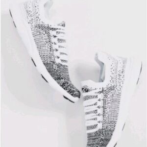 New in box  TechLoom Breeze knit Sneakers women’s 8.5 black white running shoes